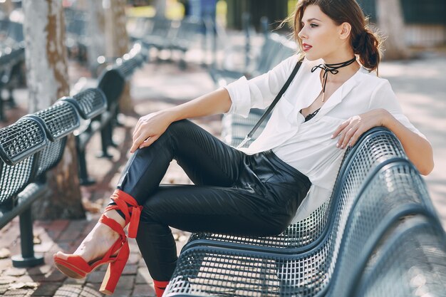 Belle fille dans la rue