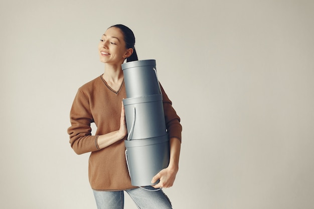 Photo gratuite belle fille dans un studio avec des cadeaux