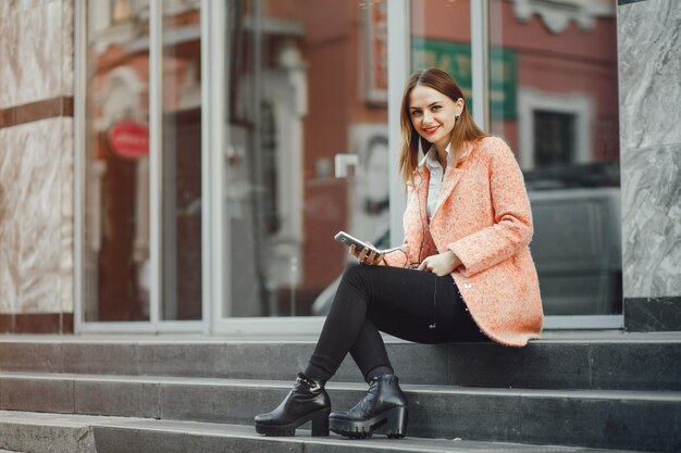 Une belle fille dans une ville