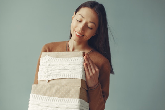 Belle fille debout avec des cadeaux