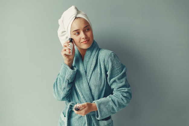 Belle fille debout avec de la crème