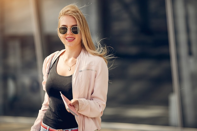 Belle fille debout dans l&#39;aéroport