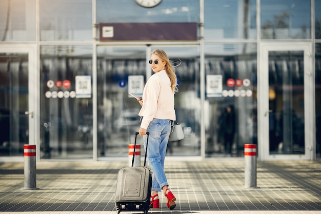 Belle fille debout dans l&#39;aéroport