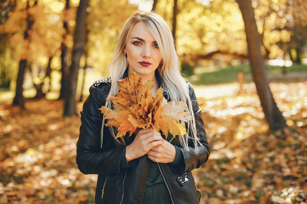 Belle fille debout dans un parc d&#39;été