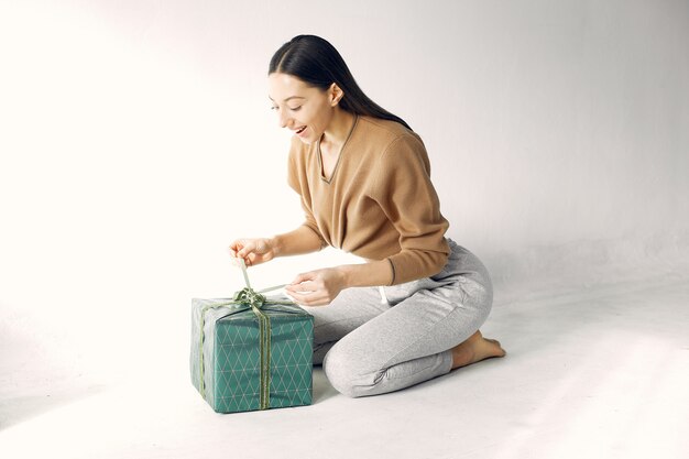 Belle fille debout dans un studio avec des cadeaux