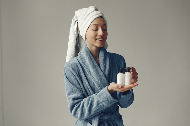 Belle Fille Debout Dans Un Studio Avec De La Crème