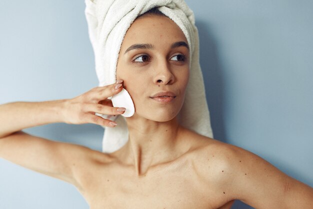 Belle fille debout avec un disque ouaté