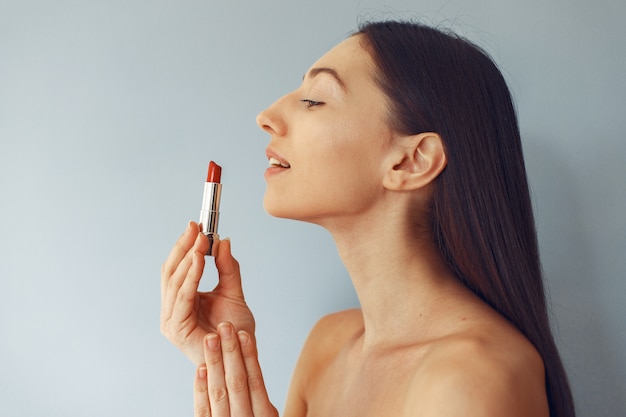 Photo gratuite belle fille debout avec du rouge à lèvres rouge