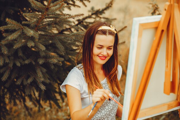 Belle fille dessinant dans un champ