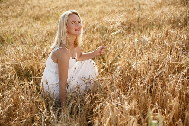 Belle fille élégante dans un champ d'automne