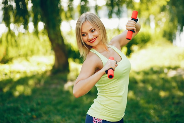 Une belle fille est engagée dans l&#39;exercice du matin dans le parc.