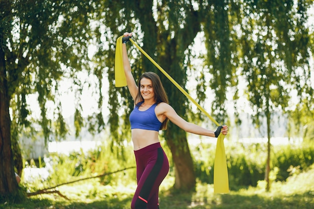 Une belle fille est engagée dans l&#39;exercice du matin dans le parc.