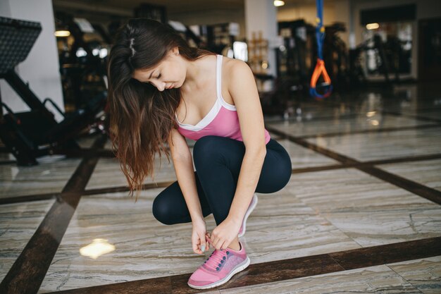 Une belle fille est engagée dans un gymnase