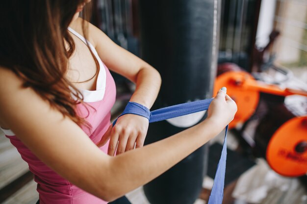 Une belle fille est engagée dans un gymnase