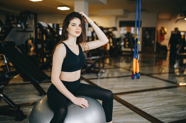 Une belle fille est engagée dans un gymnase