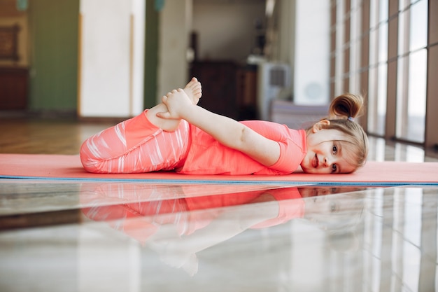 Photo gratuite une belle fille est engagée dans un gymnase