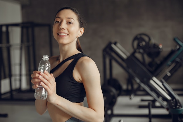 Une belle fille est engagée dans un gymnase