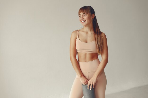 Une belle fille est engagée dans un studio de yoga