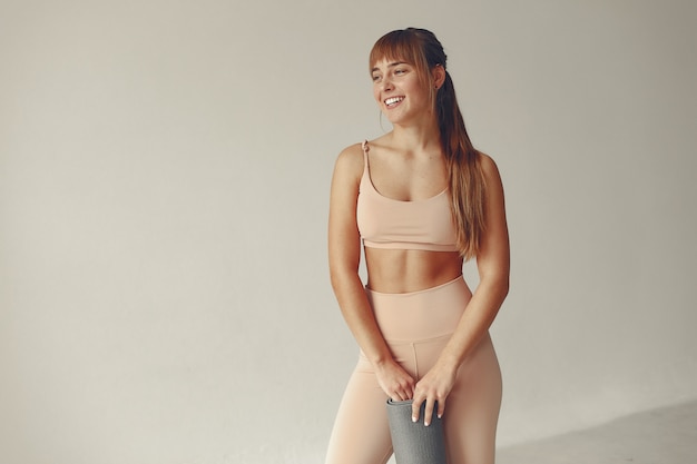 Une belle fille est engagée dans un studio de yoga