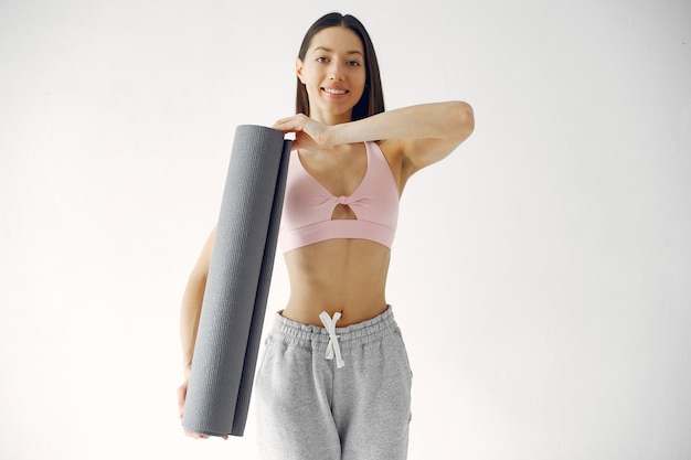 Une belle fille est engagée dans un studio de yoga