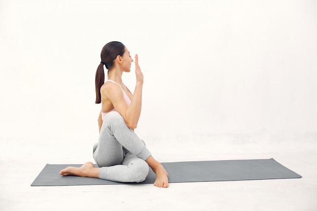 Une belle fille est engagée dans un studio de yoga