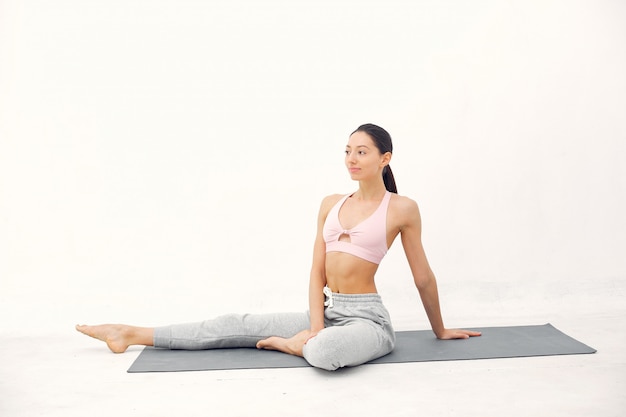 Une Belle Fille Est Engagée Dans Un Studio De Yoga