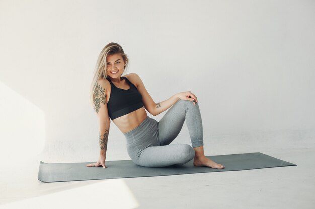 Une belle fille est engagée dans un studio de yoga