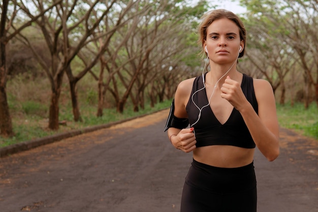 Belle fille faire du sport. automne. bali