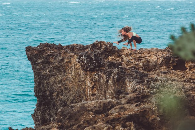 belle fille faire du yoga