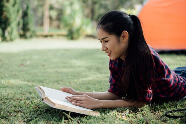 Belle fille en forêt d&#39;automne en lisant un livre