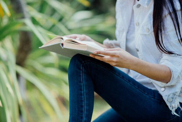 Belle fille en forêt d&#39;automne en lisant un livre