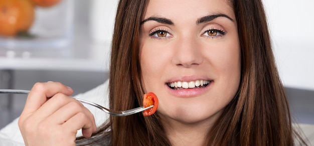 Belle Fille Mangeant Des Aliments Sains, Vue Panoramique