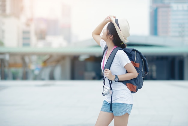 Belle fille marche dans la rue Voyager en Thaïlande