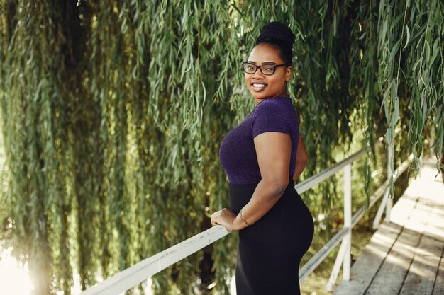 Belle fille noire debout dans un parc d&#39;été