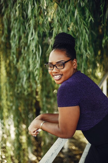 Belle fille noire debout dans un parc d&#39;été