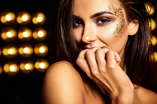 Belle Fille Avec Des Paillettes Dorées Sur Le Visage