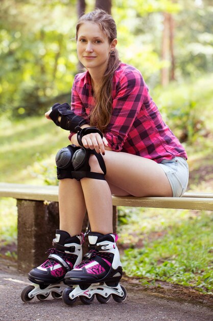 Belle fille sur patins à roues alignées