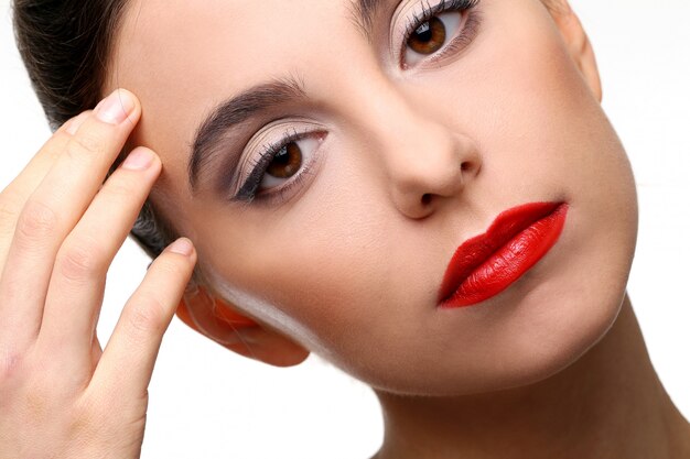 Belle fille avec une peau parfaite et rouge à lèvres