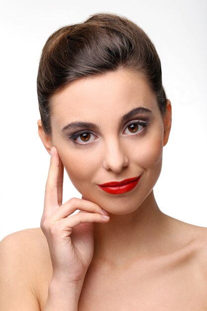 Belle fille avec une peau parfaite et rouge à lèvres