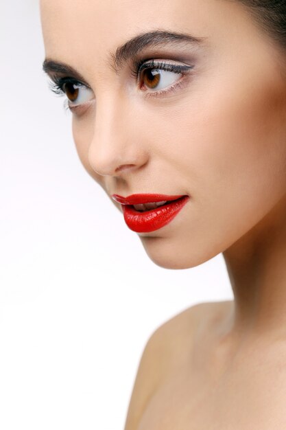 Belle fille avec une peau parfaite et rouge à lèvres