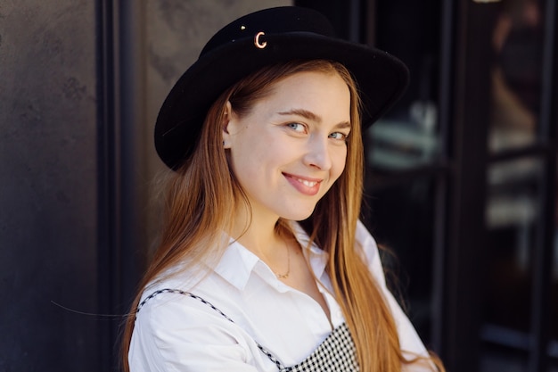 Belle fille prenant un café au café