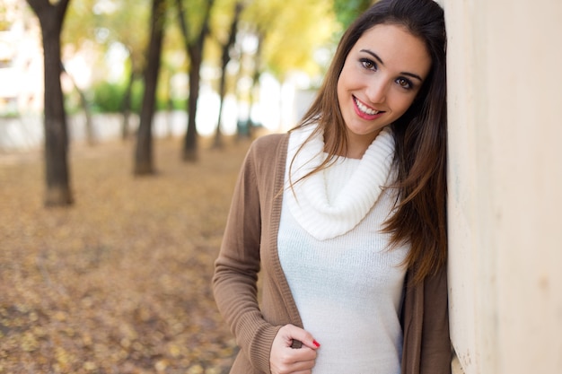 Belle Fille Regardant La Caméra En Automne.