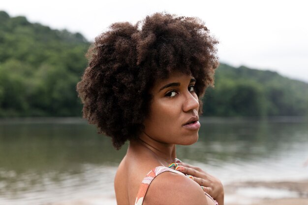 Belle fille s'amusant à l'extérieur en été