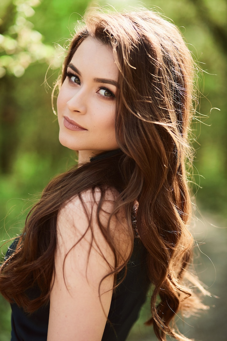 Photo gratuit la belle fille se trouve dans le parc