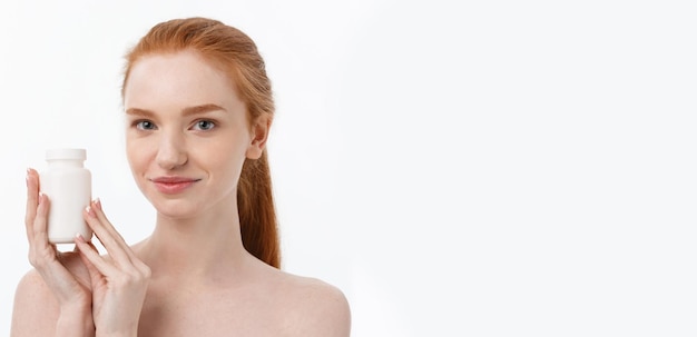 Photo gratuite belle fille souriante prenant des médicaments tenant une bouteille avec des pilules une femme heureuse en bonne santé mangeant une pilule