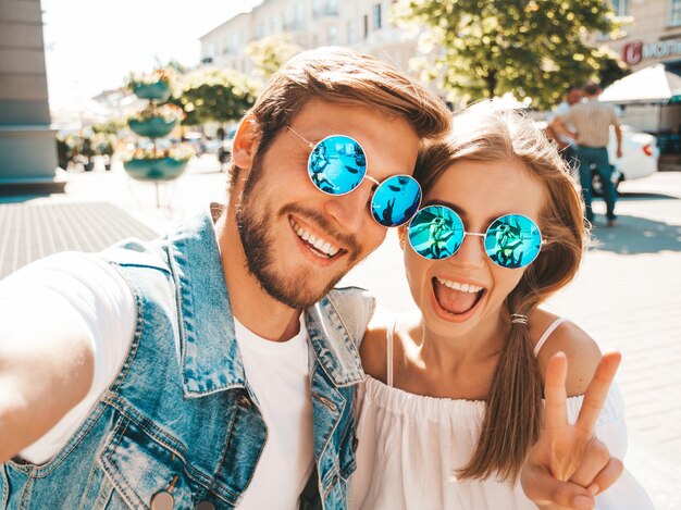 Belle fille souriante et son beau petit ami dans des vêtements d'été décontractés.