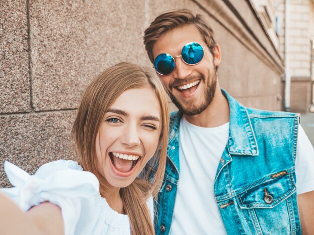 Belle fille souriante et son beau petit ami dans des vêtements d'été décontractés.