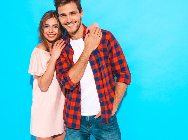 Belle fille souriante et son beau petit ami en riant.