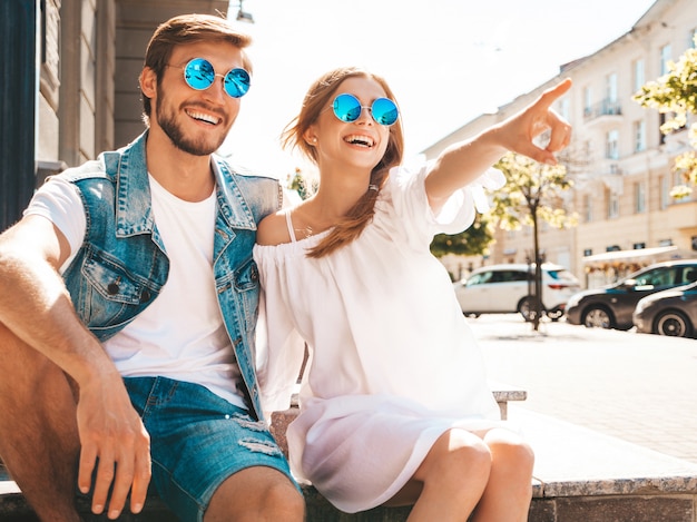 Belle fille souriante et son beau petit ami.