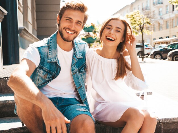 Belle fille souriante et son beau petit ami.